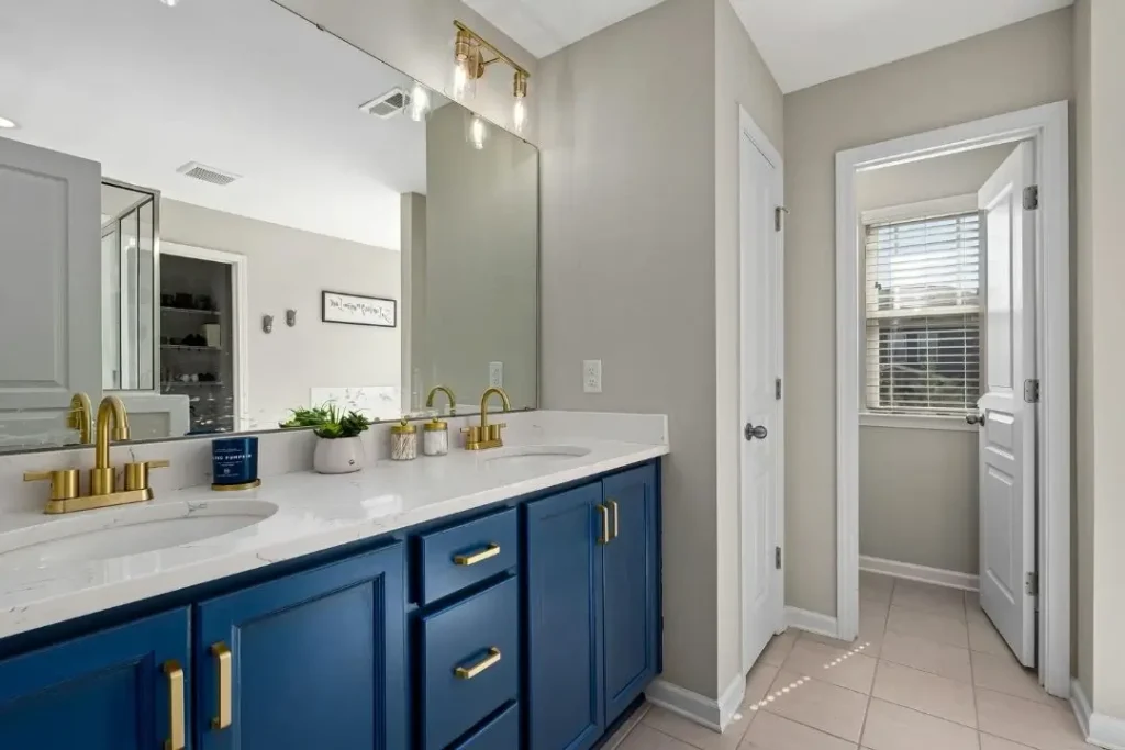 jack and jill bathroom